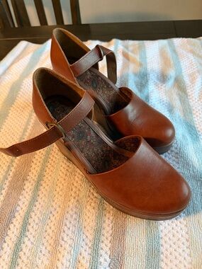 Women’s B.O.C BOC Brown 4” Wedge Shoes size 11 SNOKE FREE HOME